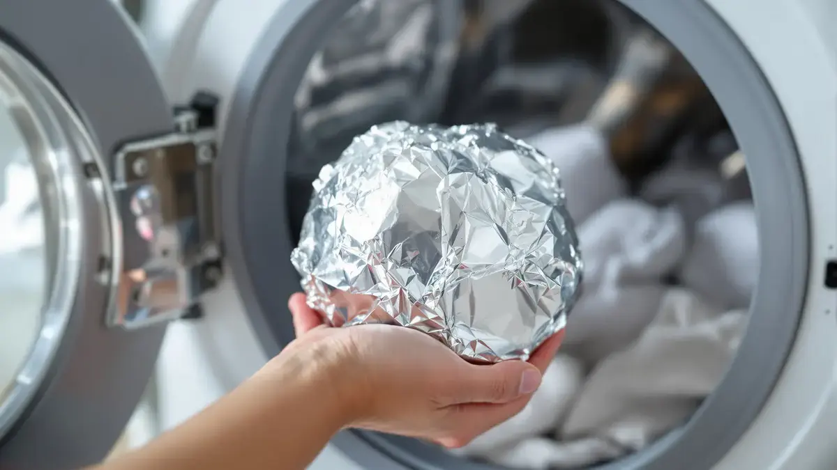 Een prop aluminiumfolie in de wasmachine stoppen: waarom het resultaat zo verrassend is