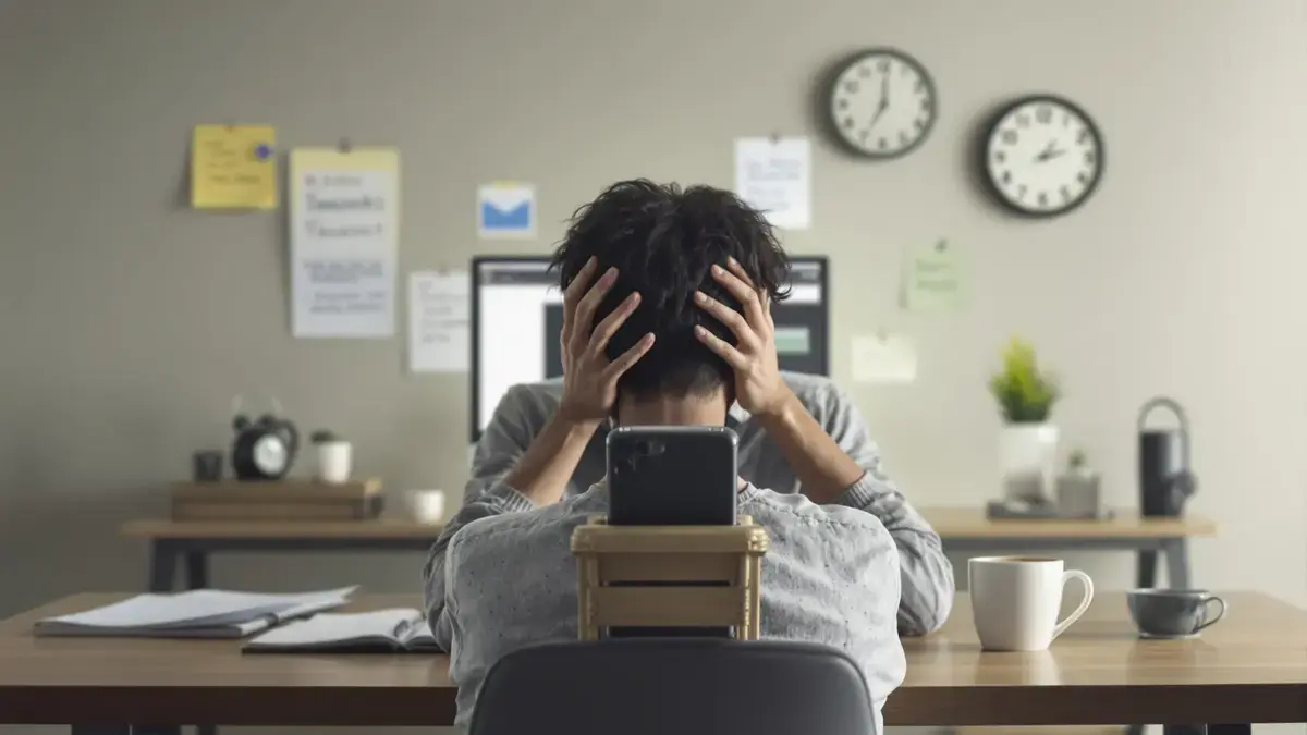 Als iemand het bellen vermijdt, onthult de psychologie waarschijnlijk deze 7 kenmerken