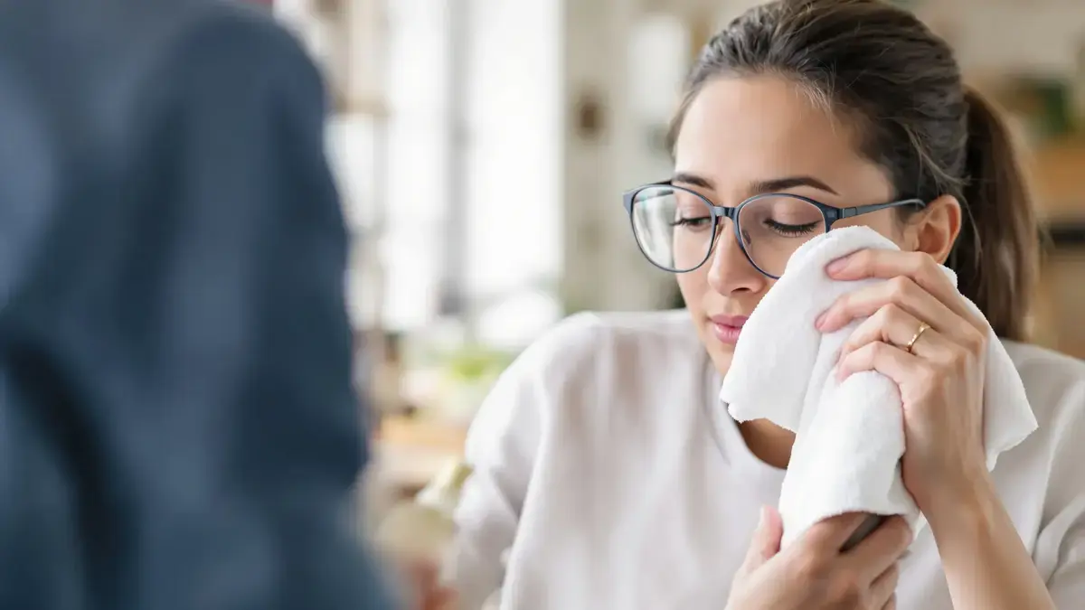 Deze eenvoudige tip voorkomt eindelijk vette vlekken op je bril