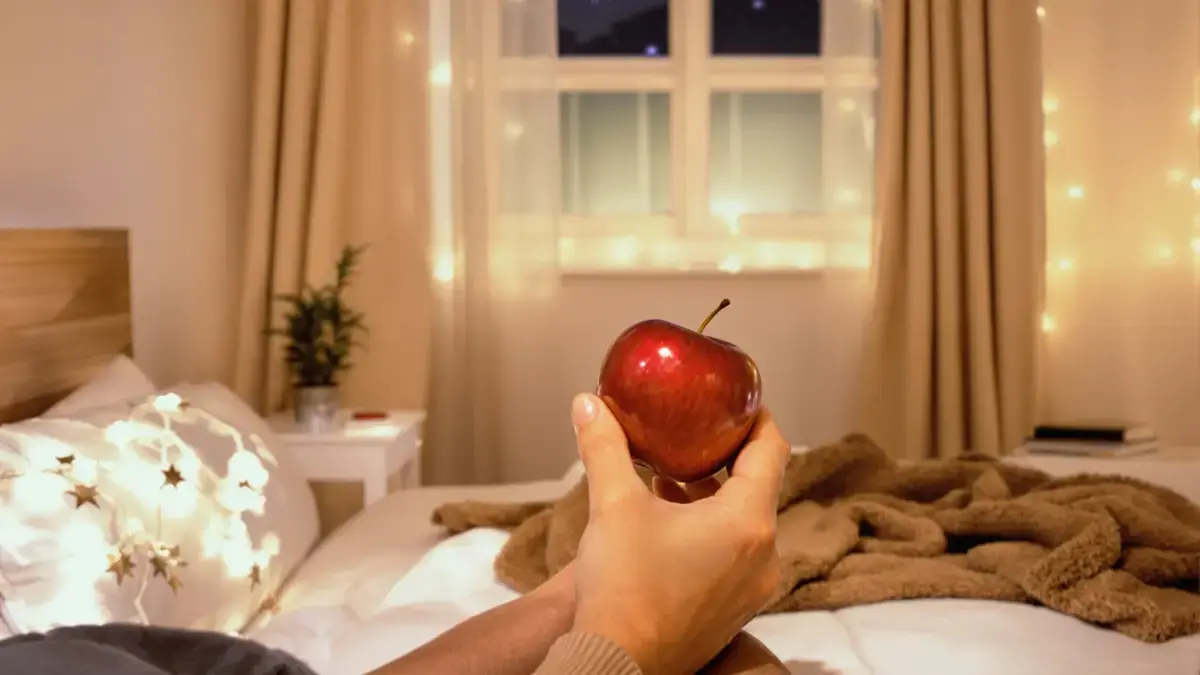 De verrassende effecten van het eten van een appel voor het slapengaan op uw slaap en gezondheid