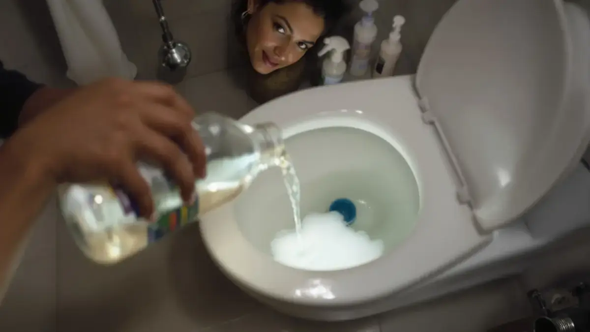 Hardnekkige kalkaanslag in het toilet: dit goedkope keukeningrediënt werkt ’s nachts